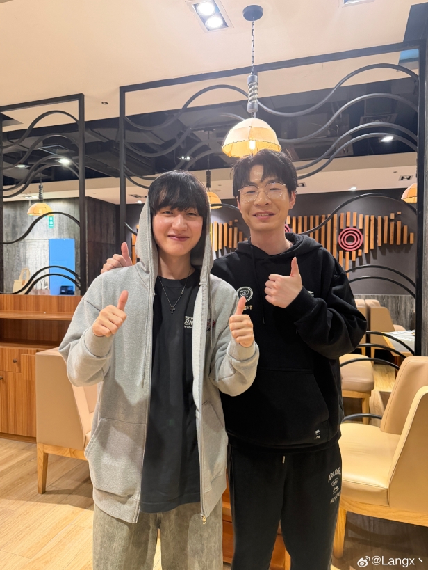 LangX晒和Xiye、Peanut合照：每天开开心心